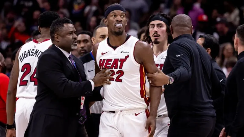 Pelicans vs Heat: Toàn cảnh vụ hỗn chiến khiến 4 cầu thủ bị đuổi khỏi sân