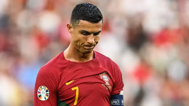 Muốn vô địch Euro, ĐT Bồ Đào Nha nên loại Ronaldo