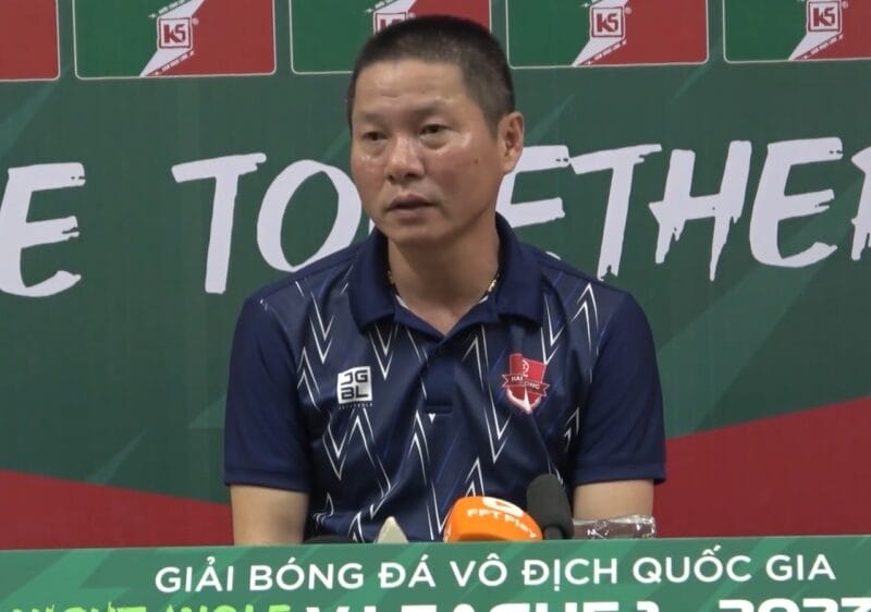 HLV Chu Đình Nghiêm trả lời phỏng vấn sau trận (Ảnh: Bongda24h)