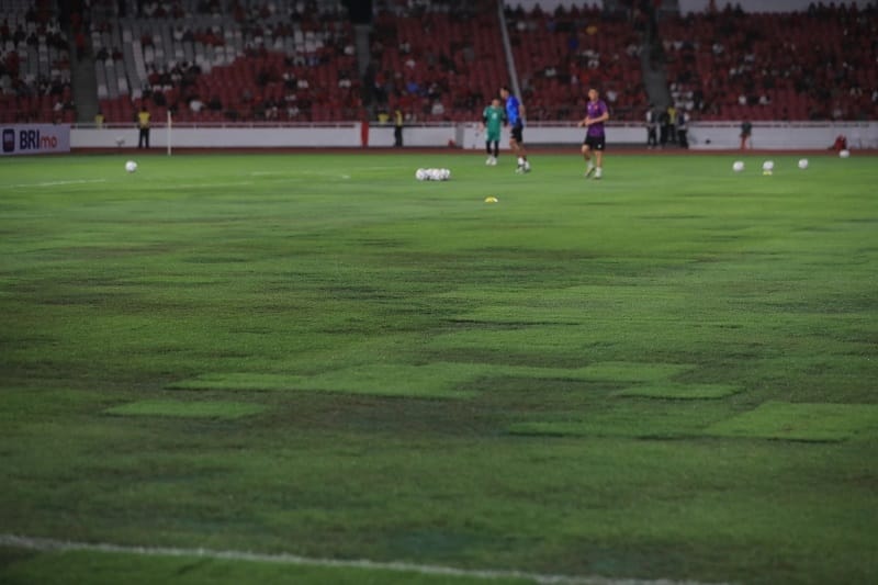 Mặt cỏ không tốt tại Bung Karno ảnh hưởng đến lối chơi của cả hai đội (Ảnh: Song Ngọc).