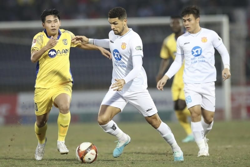Kết quả bóng đá SLNA vs Nam Định: 10 người kiên cường, chiến thắng vào phút bù giờ