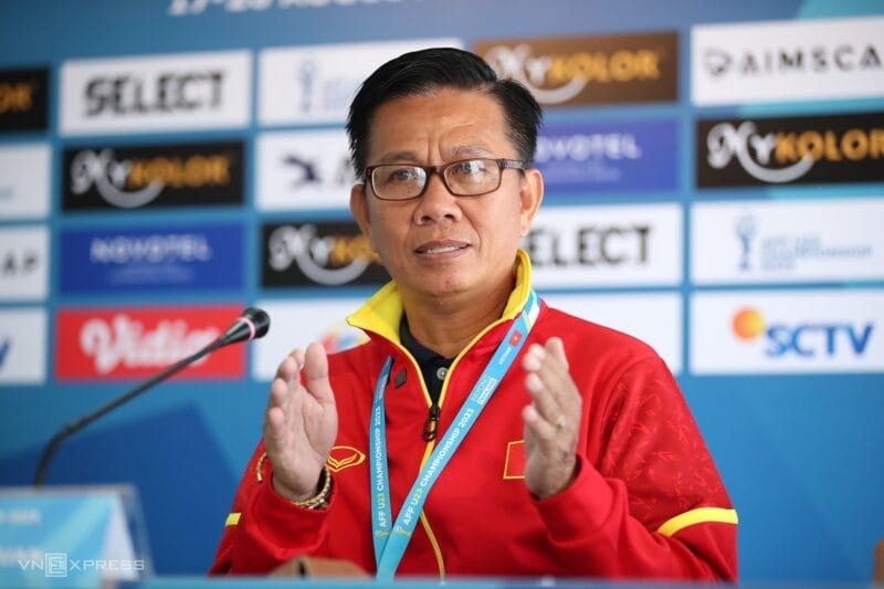 HLV Hoàng Anh Tuấn thay thế HLV Troussier dẫn dắt ĐT U23 Việt Nam (Ảnh: VnExpress).