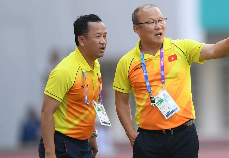 Trợ lý Lê Huy Khoa và HLV Park Hang-seo (Ảnh: Sport5)