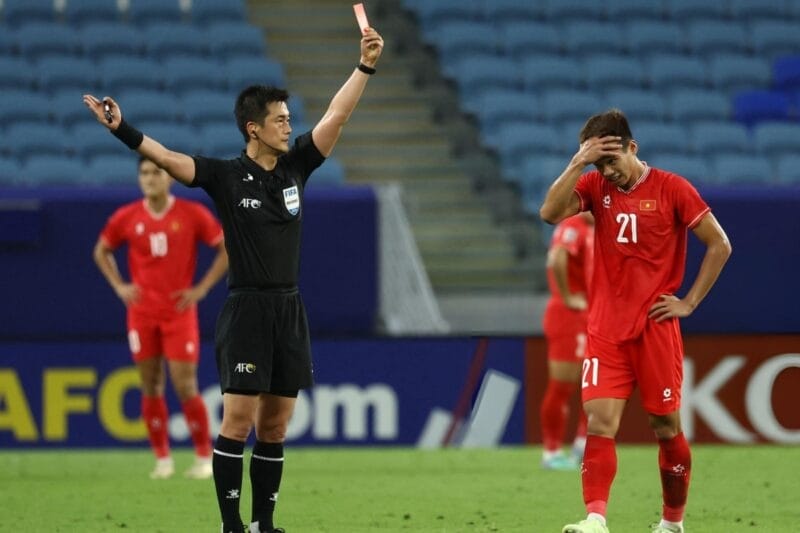 Tấm thẻ đỏ của Mạnh Hưng châm dứt hy vọng của U23 Việt Nam (Ảnh: Bongda24h)