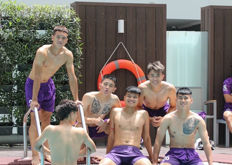 U23 Việt Nam thư giãn tại bể bơi khách sạn (Ảnh: VFF).