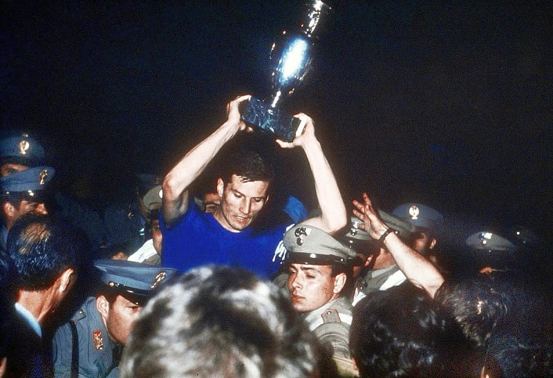 Italy nâng cao chiếc cúp bạc tại Euro 1968