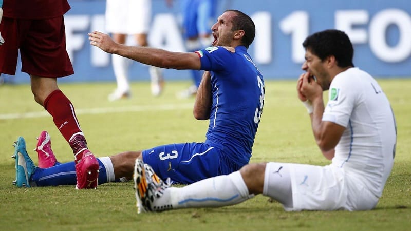 Italia chia tay World Cup 2014 trong ngày Giorgio Chiellini bị Luis Suarez cắn