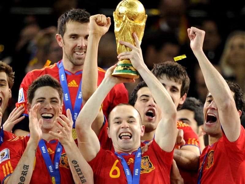 Iniesta nâng cao cúp vàng World Cup