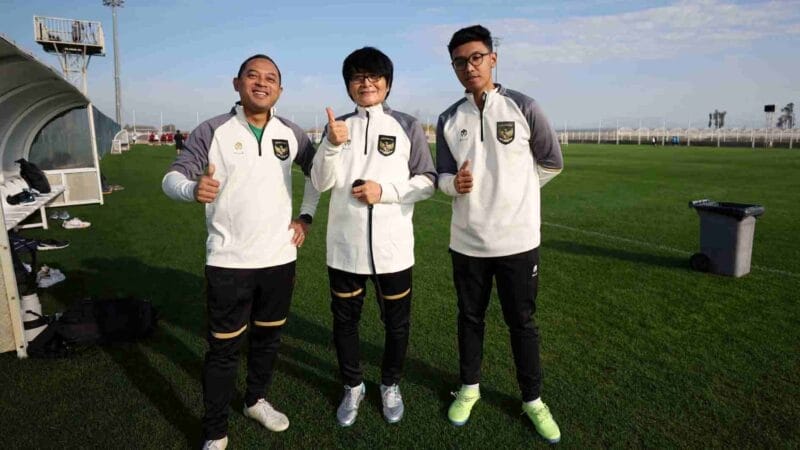 Bác sĩ Choi Ju-young (giữa) sẽ chia tay bóng đá Indonesia sau VCK U23 châu Á (Ảnh: Getty).