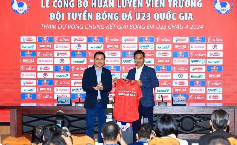 HLV Hoàng Anh Tuấn dẫn dắt U23 Việt Nam tham dự U23 châu Á 2024. (Ảnh: VFF)