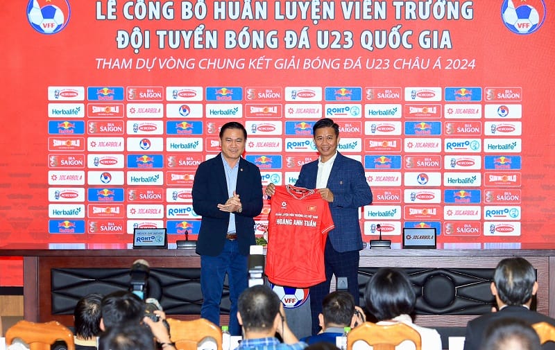 Ông Tuấn trong ngày nhậm chức HLV trưởng U23 Việt Nam (Ảnh: VFF)