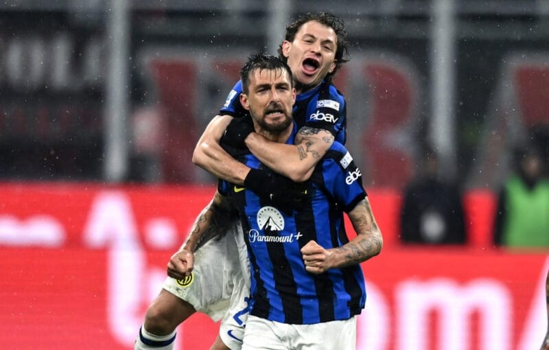 Francesco Acerbi mở tỉ số cho Inter Milan.