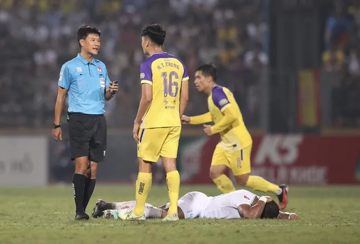 CLB Hà Nội không hài lòng với cách điều hành trận đấu của trọng tài Nguyễn Mạnh Hải.