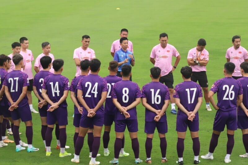 HLV Hoàng Anh Tuấn dặn dò kỹ các học trò trước trận đấu quan trọng (Ảnh: ThanhNien).