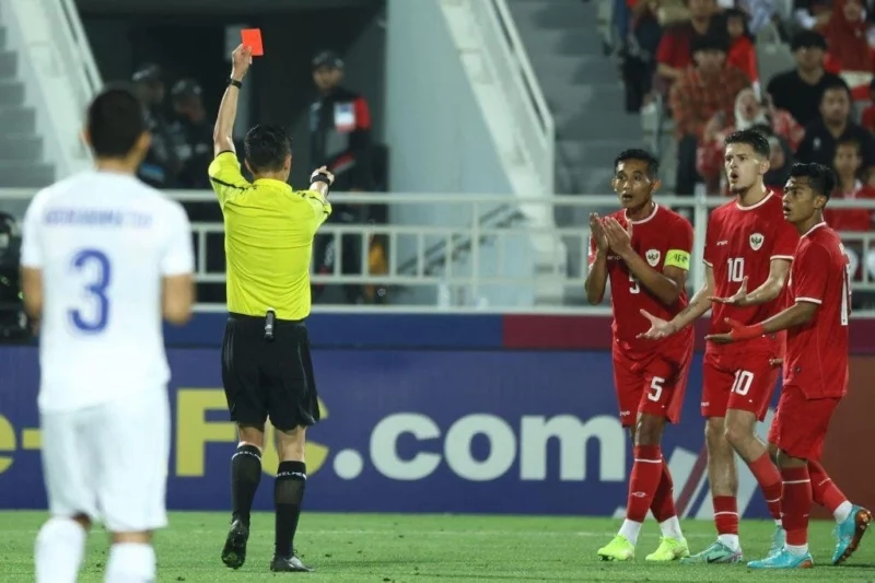 U23 Indonesia nhận thẻ đỏ ở cuối trận.