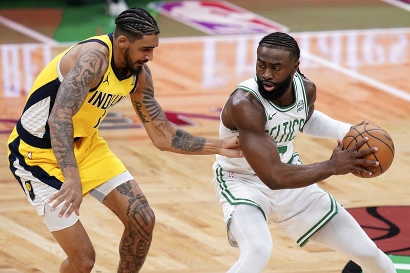 Brown giúp Celtics thoát thua.