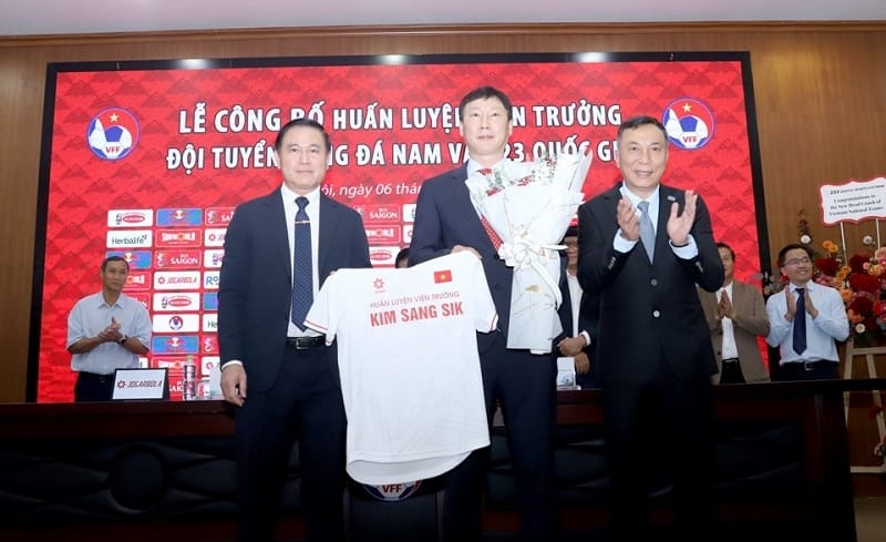 HLV Kim Sang Sik (giữa) thể hiện rõ quyết tâm trong ngày ra mắt ĐT Việt Nam (Ảnh: VFF).