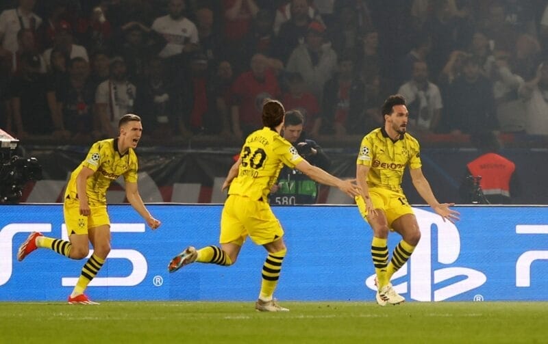Mats Hummels mở tỉ số cho Dortmund.