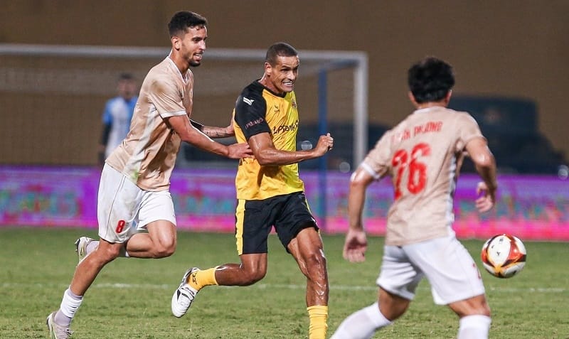 Rivaldo cho rằng Việt Nam cần cải thiện V-League (Ảnh: Công An Hà Nội FC).