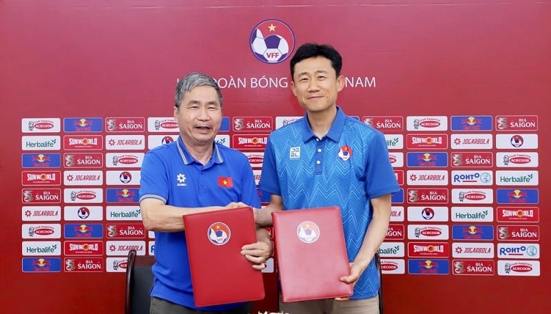 Ông Choi Won Kwon chính thức ký hợp đồng với LĐBĐ Việt Nam (Ảnh: VFF).