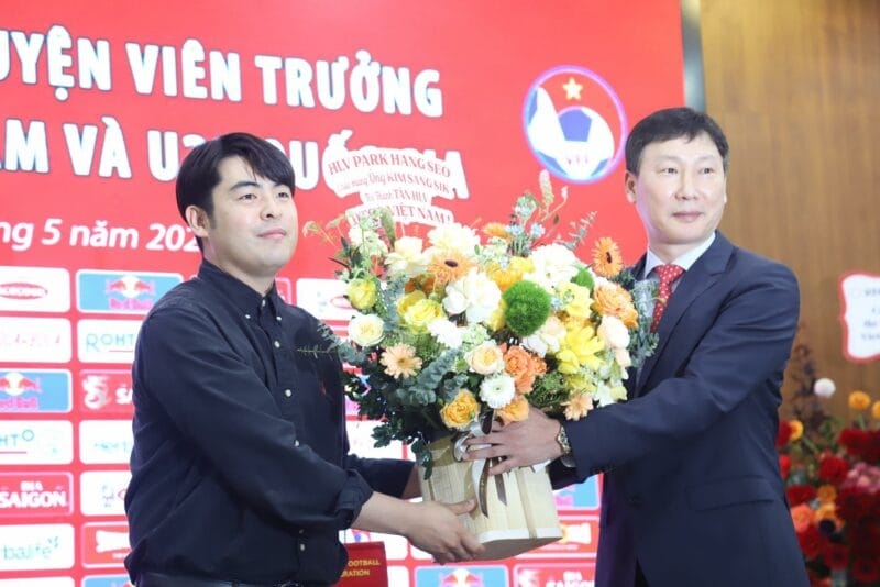 HLV Kim Sang Sik nhận bó hoa tươi thắm do HLV Park Hang Seo gửi tặng (Ảnh: VFF).