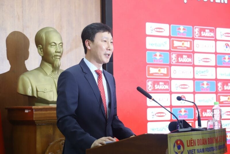 HLV Kim Sang Sik chính thức tiếp quản bóng đá Việt Nam (Ảnh: VFF).