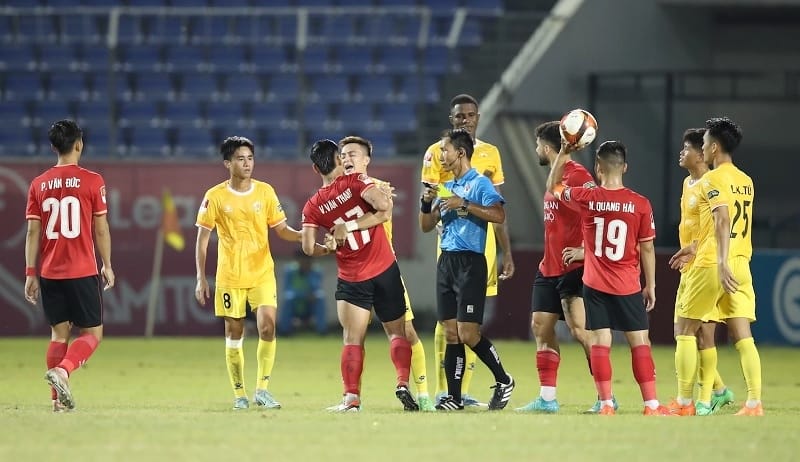 CAHN phơi áo trước Quảng Nam ở vòng 17 V-League 2023/24. (Ảnh: Thanh Niên)