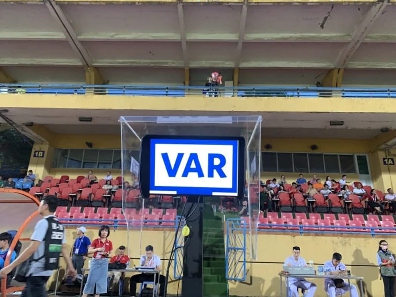 VAR xuất hiện trong 4 trận vòng 18 V-League.