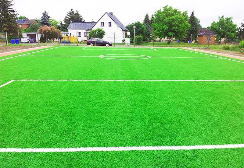 Sân cỏ nhân tạo là phương án hữu hiệu để tiết kiệm chi phí với các giải đấu nhỏ.
