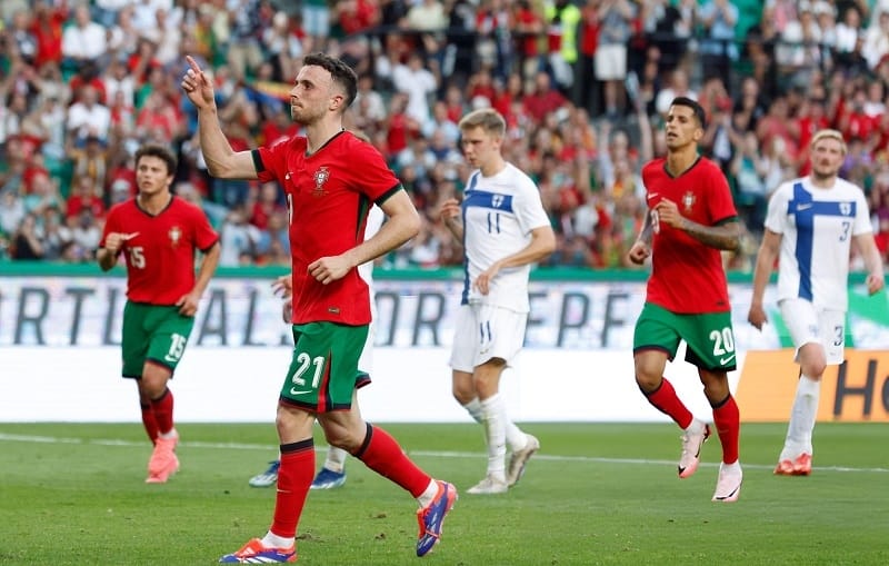 Diogo Jota giúp Bồ Đào Nha khép lại hiệp một với tỷ số 2-0.