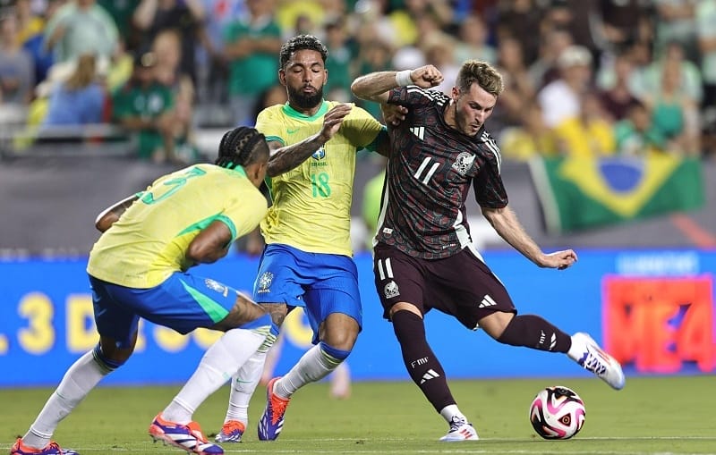 Cách biệt 2 bàn khiến Brazil chủ quan trong khâu phòng ngự.