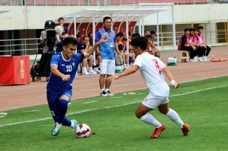 U19 Uzbekistan chiếm hoàn toàn thế chủ động (Ảnh: Thể thao & Văn hóa).