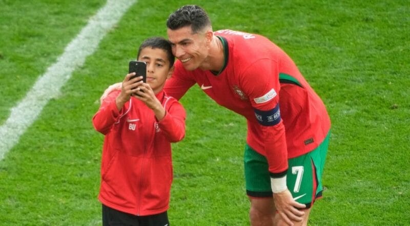 Cậu bé chạy vào sân chụp ảnh cùng Ronaldo sẽ bị phạt gì?