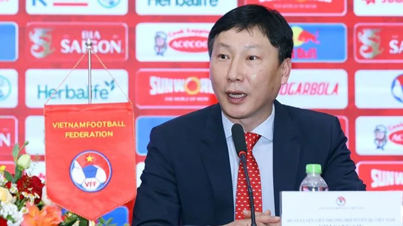 HLV Kim Sang-sik đề cao V-League, Hùng Dũng nói lời gan ruột