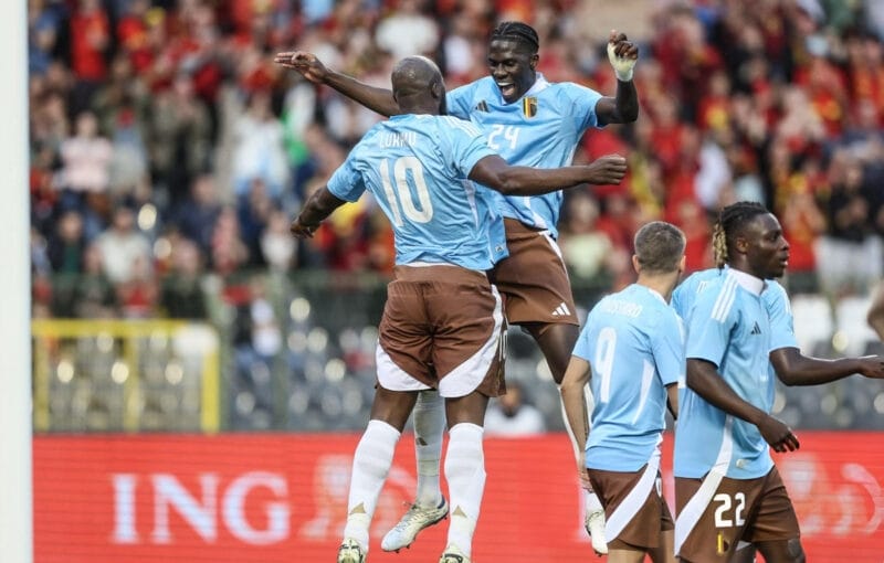 Romelu Lukaku ăn mừng cùng đồng đội.