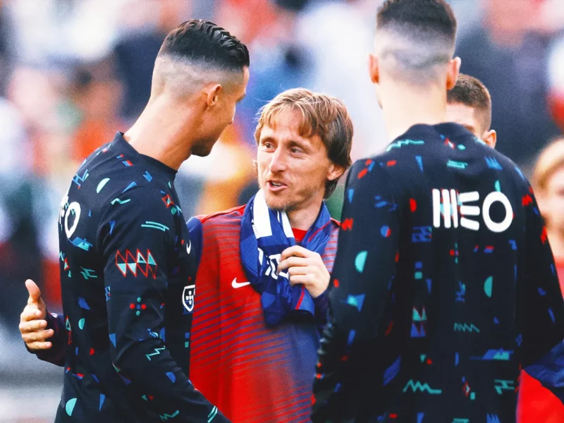 Ronaldo và Modric chào nhau sau trận Bồ Đào Nha gặp Croatia