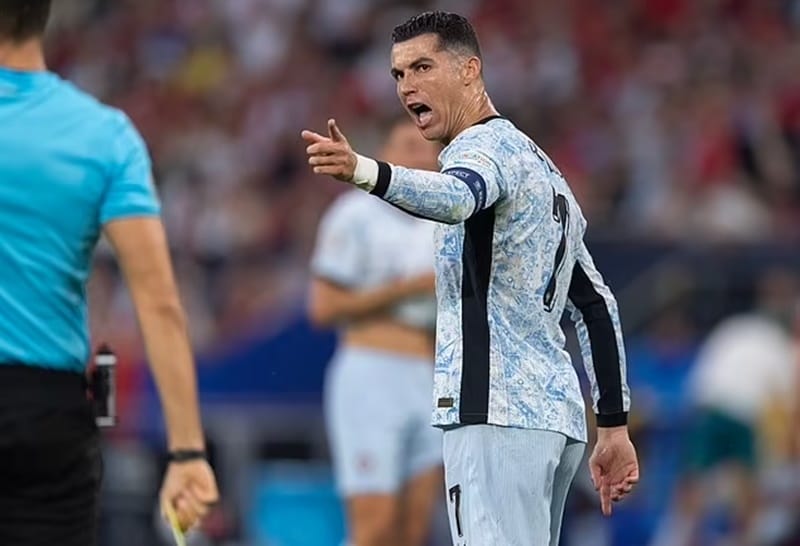 Ronaldo thoát cú song phi của CĐV quá khích