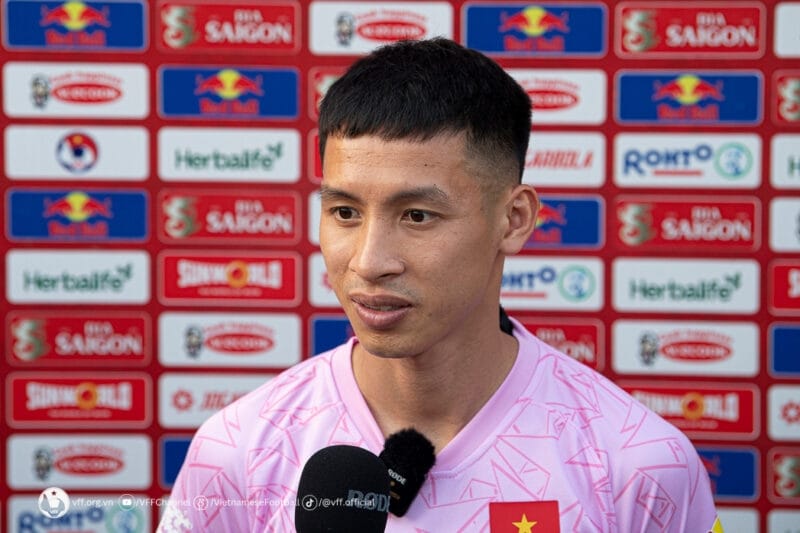 Tiền vệ Đỗ Hùng Dũng đeo băng đội trưởng ĐT Việt Nam (Ảnh: VFF)