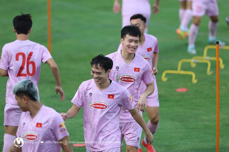 Các cầu thủ Việt Nam tập luyện với tinh thần hứng khởi.