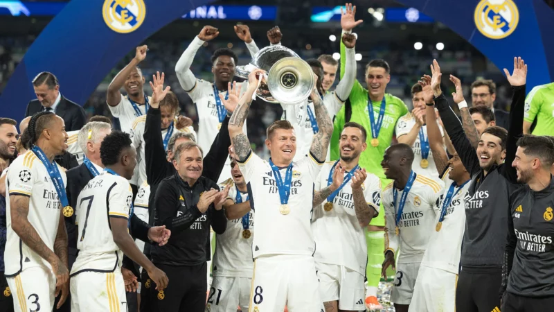 Toni Kroos nâng cao chiếc cúp Champions League.
