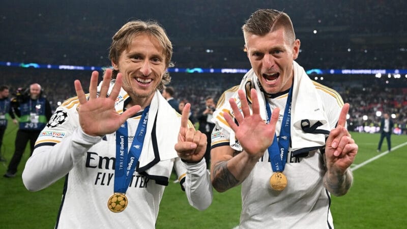 Toni Kroos và Luka Modric ăn mừng danh hiệu Champions League thứ 6.