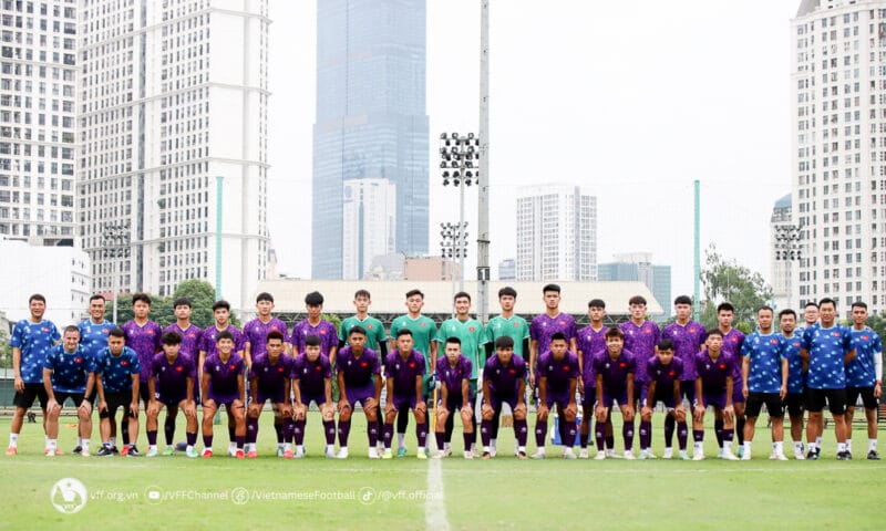 U19 Việt Nam chơi hết mình ở trận gặp Trung Quốc (ảnh: VFF)