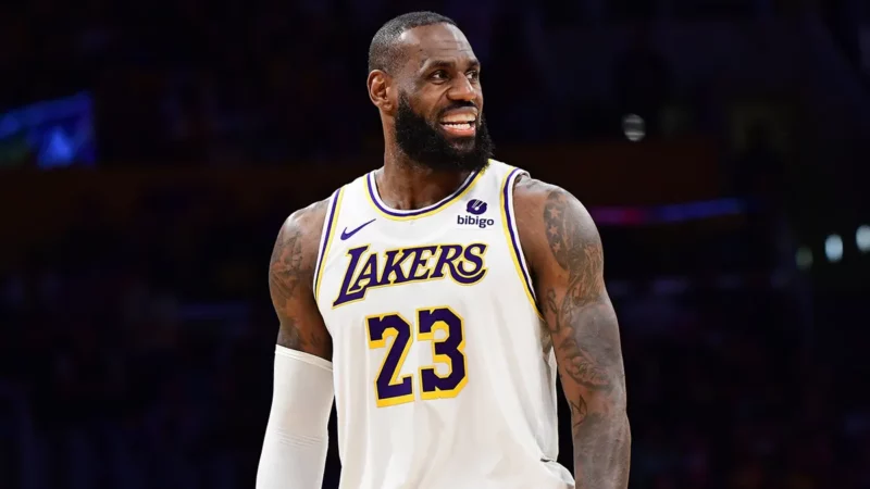 LeBron James đồng ý gia hạn với Lakers
