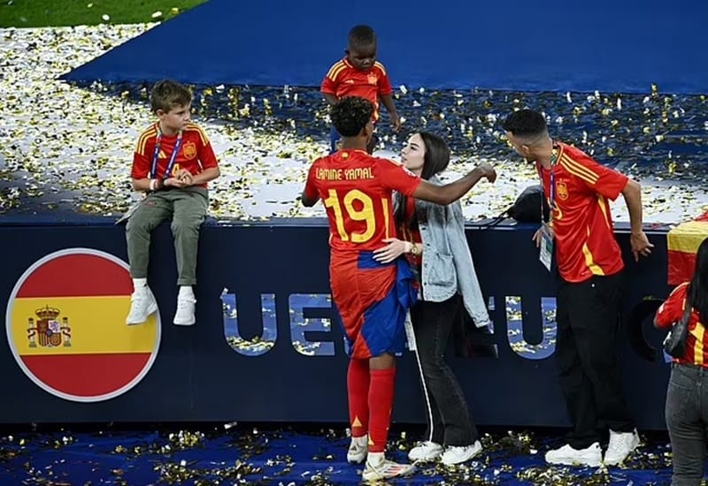 Vô địch Euro, Lamine Yamal công khai bạn gái