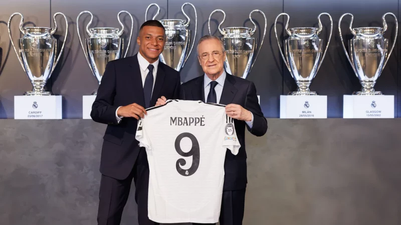 CHÍNH THỨC! Kylian Mbappe ra mắt Real Madrid
