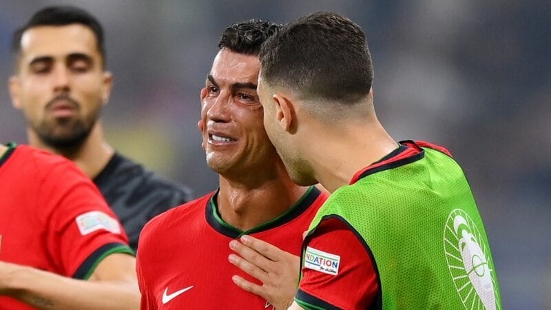 Ronaldo bật khóc sau khi đá hỏng phạt đền